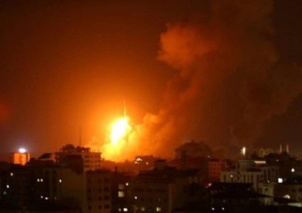 ألحق دمارا بالممتلكات.. قصف جوي ومدفعي لأراض ومواقع في قطاع غزة