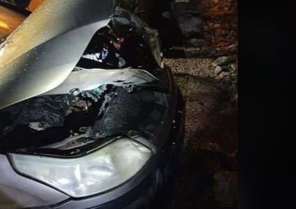 نابلس:مستوطنون يحرقون مركبة ويخطون شعارات عنصرية في عصيرة القبلية