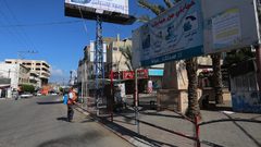 عمال فلسطينيون يعقمون الشوارع، خلال الإغلاق المفروض قطاع غزة