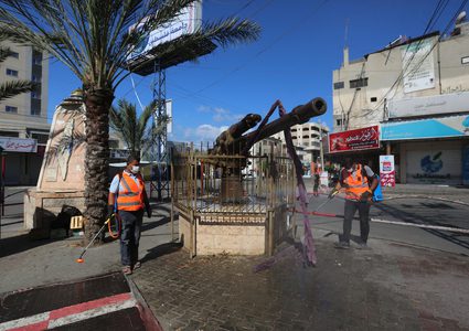 عمال فلسطينيون يعقمون الشوارع خلال الإغلاق المفروض في قطاع غزة