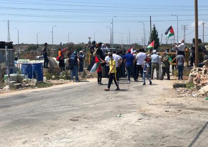 سلفيت: قوات الاحتلال تقمع مسيرة في قرية حارس