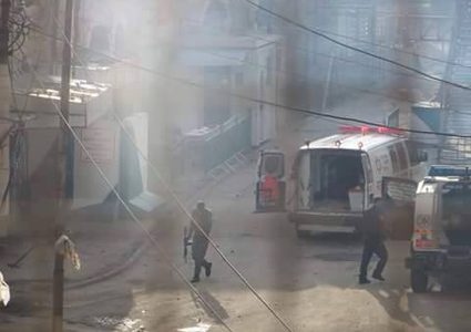 إصابات بالاختناق بمستشفى "عالية" إثر إلقاء الاحتلال قنابل الغاز