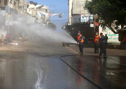 تعقيم الشوارع في دير البلح بقطاع غزة لمنع تفشي فيروس كورونا