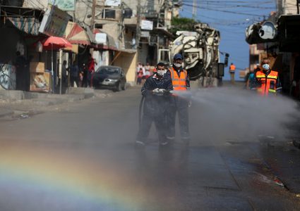 تعقيم الشوارع في دير البلح بقطاع غزة لمنع تفشي فيروس كورونا