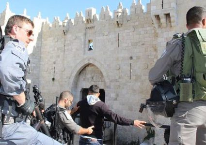 القدس: قوات الاحتلال تعتقل شابا وثلاث فتيات قرب باب العامود