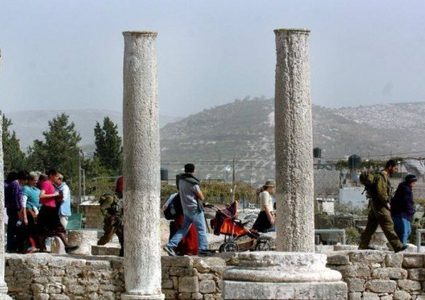 مستوطنون يقتحمون الموقع الأثري في سبسطية بحماية قوات الاحتلال