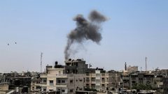 مدفعية الاحتلال تقصف موقعين في خانيونس ودير البلح