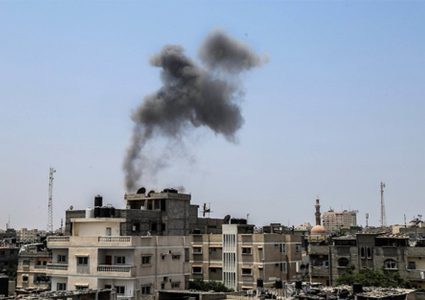 مدفعية الاحتلال تقصف موقعين في خانيونس ودير البلح