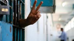 ستة أسرى يواصلون إضرابهم الاحتجاجي على الاعتقال الإداري