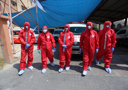 جانب من الاجراءات في دير البلح بغزة لمنع تفشي كورونا