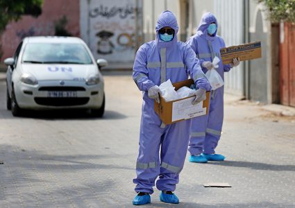 ممرضو الأونروا يوزعون العلاج الشهري لذوي الأمراض المزمنة في غزة