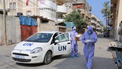 ممرضون من الأونروا  يوزعون العلاج الشهري للأمراض المزمنة في دير البلح خلال حظر التجوال المفروض بسبب جائحة كورونا