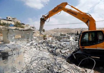 الاحتلال يجبر شقيقين على هدم منزليهما شمال القدس
