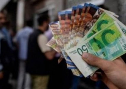 "النقد": لن يتم الخصم من الدفعة المحولة لموظفي القطاع العام