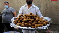 مواطنون يعدون الحمص والفلافل لتوزيعها على الأسر الفقيرة في دير البلح