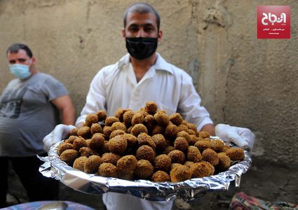 مواطنون يحضرون الحمص والفلافل لتوزيعها على الأسر الفقيرة