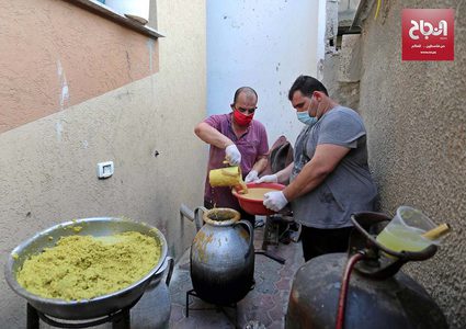 مواطنون يعدون الحمص والفلافل لتوزيعها على الأسر الفقيرة في دير البلح