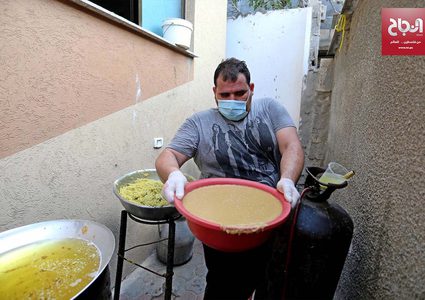 مواطنون يعدون الحمص والفلافل لتوزيعها على الأسر الفقيرة في دير البلح