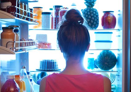 دراسة: تناول وجبة دسمة بعد السادسة مساءً يزيد الوزن