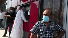 الموظفون وهم ينتظرون نزول رواتبهم من امام أجهزة الصراف الآلي في غزة
