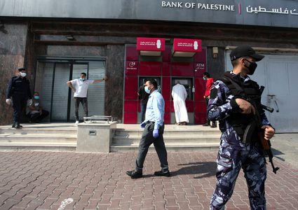 الموظفون وهم ينتظرون نزول رواتبهم من امام أجهزة الصراف الآلي في غزة