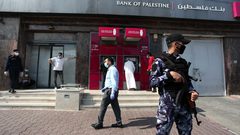 الموظفون وهم ينتظرون نزول رواتبهم من امام أجهزة الصراف الآلي في غزة