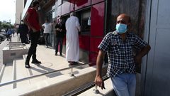 الموظفون وهم ينتظرون نزول رواتبهم من امام أجهزة الصراف الآلي في غزة