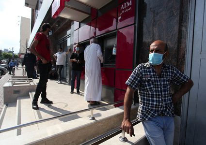 الموظفون ينتظرون نزول رواتبهم من امام أجهزة الصراف الآلي في غزة