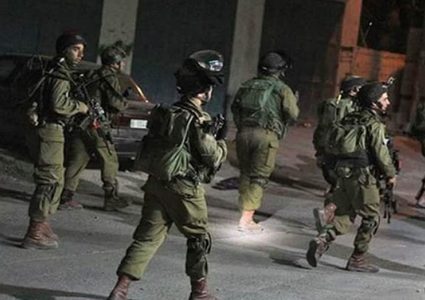 الاحتلال يعتقل 3 مواطنين ويداهم عدة منازل في بيت لحم والخليل