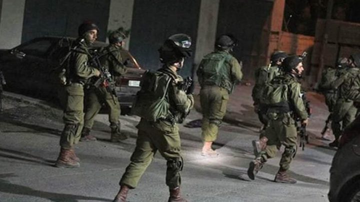 الاحتلال يعتقل 3 مواطنين ويداهم عدة منازل في بيت لحم والخليل