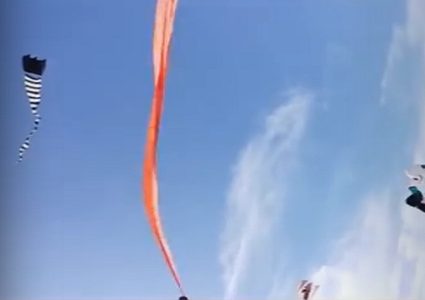 شاهد طائرة ورقية تخطف طفلة إلى السماء