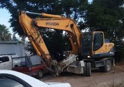 قوات الاحتلال تخطر بوقف بناء عدد من المنازل غرب سلفيت