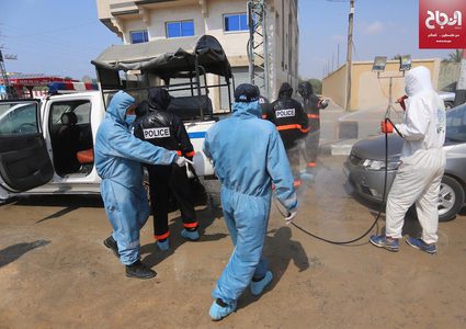 حملة تعقيم للسيارات على مدخل مخيم المغازي بقطاع غزة
