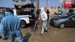حملة تعقيم للسيارات على مدخل مخيم المغازي بقطاع غزة