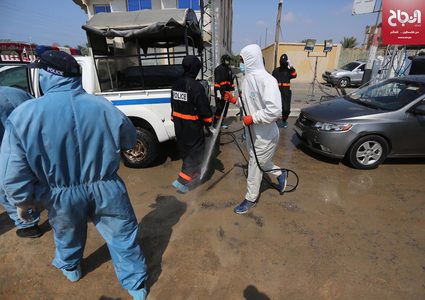حملة تعقيم للسيارات على مدخل مخيم المغازي بقطاع غزة