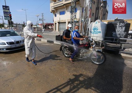حملة تعقيم للسيارات على مدخل مخيم المغازي بقطاع غزة