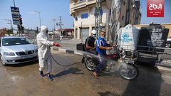 حملة تعقيم للسيارات على مدخل مخيم المغازي بقطاع غزة