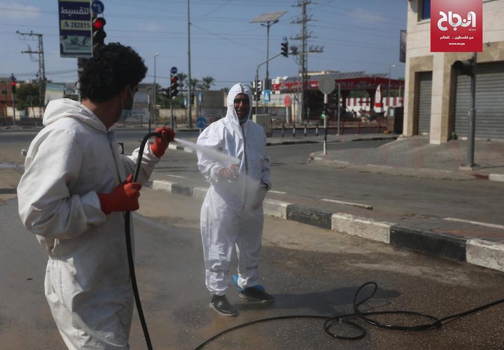 حملة تعقيم للسيارات على مدخل مخيم المغازي بقطاع غزة