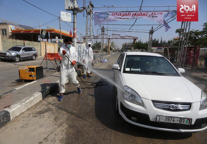 حملة تعقيم للسيارات على مدخل مخيم المغازي بقطاع غزة