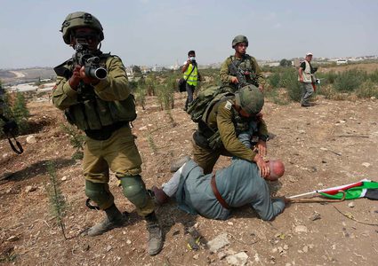 قوات الاحتلال تعتدي على مسنا خلال مظاهرة ضد الاستيطان جنوب طولكرم