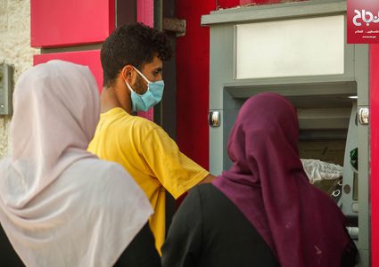 موظفون بقطاع غزة يستلمون رواتبهم عبر الصراف الآلي