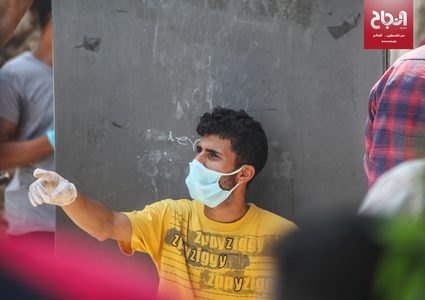 موظفون بقطاع غزة يستلمون رواتبهم عبر الصراف الآلي