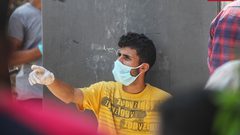 موظفون في بيت لاهيا بغزة يستلمون رواتبهم عبر الصراف الآلي