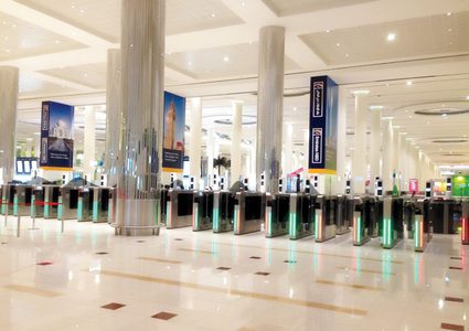 مطار دبي يشغل البوابات الذكية باستخدام جوازات السفر في المبنى 3