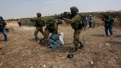 جنود الاحتلال يعتدون على مسن فلسطيني بالضرب جنوب طولكرم