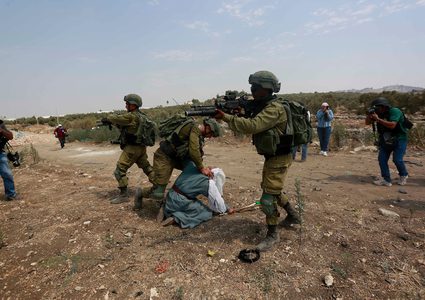 جنود الاحتلال يعتدون على مسن فلسطيني بالضرب جنوب طولكرم