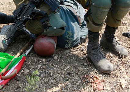 جنود الاحتلال الاسرائيلي يعتدون على مسن بالضرب جنوب طولكرم