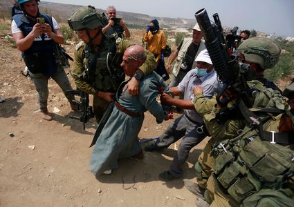 جنود الاحتلال يعتدون على مسن فلسطيني بالضرب جنوب طولكرم