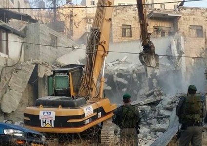 الخليل: الاحتلال يهدم منزلين جنوب شرق يطا