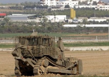 آليات الاحتلال تجرف أراضي زراعية شرق غزة وسط اطلاق نار متقطع